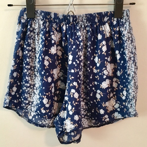 Blue and white flower patterned fabric shorts - Picture 1 of 1